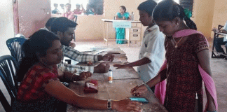 ಇವಿಎಂ ಬಳಸಿ ಶಾಲಾ ಸಂಸತ್ ಚುನಾವಣೆ..!!