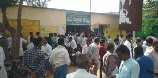 ರೈತ ಸಂಪರ್ಕ ಕೇಂದ್ರಕ್ಕೆ ಮುಗಿಬಿದ್ದು ರೈತರು ಬಿತ್ತನೆ ಬೀಜ ಖರೀದಿ
