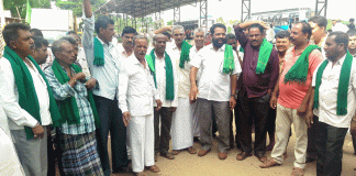 ಹುಳಿಯಾರು : ರೈತರಿಂದ ಛೀ… ಥೂ… ಚಳುವಳಿ