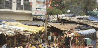 ರಸ್ತೆ ಬದಿಯ ಗೂಡಂಗಡಿ ತೆರವು ಕಾರ್ಯಾಚರಣೆ