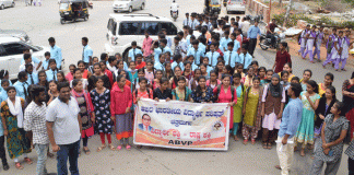 ಉಚಿತ ಬಸ್ಪಾಸ್ ವಿತರಣೆಗೆ ಆಗ್ರಹ