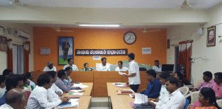 ಬರ ನಿರ್ವಹಣಾ ಸಭೆ: ಎಲ್ಲಾ ಅಧಿಕಾರಿಗಳು ಜವಾಬ್ದಾರಿಯುತವಾಗಿ ಕಾರ್ಯನಿರ್ವಹಿಸಿ : ಟಿ.ರಘುಮೂರ್ತಿ