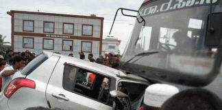 ಬಸ್ಗೆ ಗುದ್ದಿದ ಕಾರು : ಒಂದೇ ಕುಟುಂಬದ ನಾಲ್ವರ ಸಾವು!!!