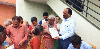 ಬಡವರ ಮನೆಬಾಗಿಲಿಗೆ ಪಡಿತರ ಚೀಟಿ ವಿತರಣೆ