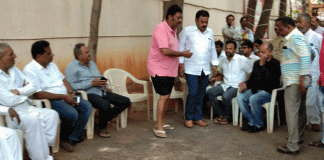 ಆನಂದ್ ಸಿಂಗ್ ನಿವಾಸದ ಮುಂದೆ ಕೈ ನಾಯಕರ ಪ್ರತಿಭಟನೆ