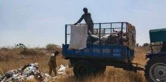 ಕಸವನ್ನು ಪುನಃ ಟ್ರ್ಯಾಕ್ಟರ್ಗೆ ತುಂಬಿಸಿದ ರೈತ