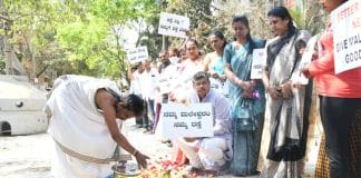 ರಸ್ತೆಯಲ್ಲಿ ಬಿದ್ದ ಗುಂಡಿಗಳಿಗೆ ವಿಶೇಷ ಪೂಜೆ : ಗುಂಡಿಯಲ್ಲೆ ಕುಳಿತು ವಿನೂತನ ಪ್ರತಿಭಟನೆ