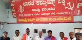 ನಗರದ ಅಶೋಕ ರಸ್ತೆಯಲ್ಲಿನ ಕಾಮ್ರೆಡ್ ಪಂಪಾಪತಿ ಭವನದಲ್ಲಿ ಪ್ರಜಾಪ್ರಗತಿ ಯುಗಾದಿ ವಿಶೇಷ ಸಂಚಿಕೆಯನ್ನು ಬಿಡುಗಡೆಗೊಳಿಸಿದರು