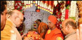 ತುಮಕೂರಿಗೆ ಆಗಮಿಸಿದ ಅಮಿತ್ ಶಾಗೆ ಭವ್ಯ ಸ್ವಾಗತ: ಸಿದ್ಧಗಂಗಾ ಮಠದವರೆಗೂ ರೋಡ್ ಶೋ