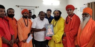ಮಾಜಿ ಸಿಎಂ ಹೆಚ್.ಡಿ.ಕುಮಾರಸ್ವಾಮಿ ಅವರನ್ನು ಭೇಟಿಯಾದ ಇಪ್ಪತ್ತಕ್ಕೂ ಹೆಚ್ಚು ಮಠಗಳ ಸ್ವಾಮೀಜಿಗಳು