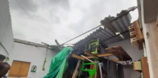 ಮಳೆ-ಗಾಳಿಗೆ ಮನೆಯ ಮೇಲ್ಚಾವಣಿಯ ಸೀಮೆಂಟ್ ಶೀಟ್ಗಳು ಪುಡಿಪುಡಿ : ಬೀದಿಗೆ ಬಿದ್ದ ನೇಕಾರರ ಕುಟುಂಬ