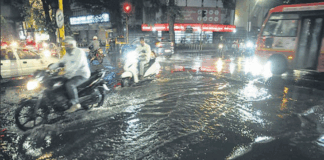 ಬೆಂಗಳೂರಿನಲ್ಲಿ ವರುಣಾರ್ಭಟ: ಧರೆಗುರುಳಿದ ಮರಗಳು, ಜನಜೀವನ ಅಸ್ತವ್ಯಸ್ತ