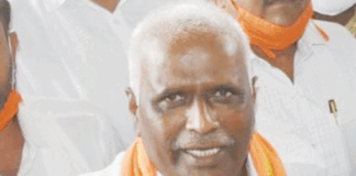 ನೋಡ ನೋಡುತ್ತಿದ್ದಂತೆ ವೇದಿಕೆ ಮೇಲೆ ಉರುಳಿದ ಲೈಟಿಂಗ್ ಟ್ರೇಸ್: ಈರಣ್ಣ ಕಡಾಡಿ ಪಾರು