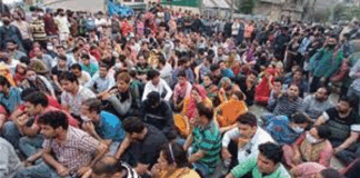 ಕಾಶ್ಮೀರಿ ಪಂಡಿತನ ಹತ್ಯೆ : ಪ್ರಧಾನಿ – ಅಮಿತ್ ಶಾ ವಿರುದ್ಧ ಆಕ್ರೋಶ – ಸಾಮೂಹಿಕ ರಾಜೀನಾಮೆ ಬೆದರಿಕೆ