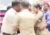 ನೂಕಾಟ-ತಳ್ಳಾಟದ ನಡುವೆಯೇ ಮಹಿಳಾ ಪೊಲೀಸ್ ಅಧಿಕಾರಿಯನ್ನೇ ತಬ್ಬಿಕೊಂಡ ಕಿಡಿಗೇಡಿ